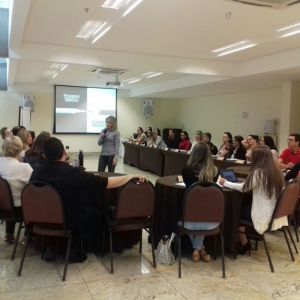 Especialista fala sobre a importncia de se evitar julgamentos prvios no ambiente de trabalho durante workshop realizado pela ADAG