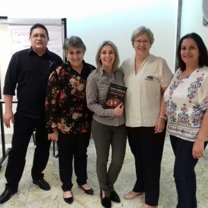 Escritora de Inteligncia Relacional presenteia ADAG com um livro durante workshop. Confira as dicas que ela deixou para os associados